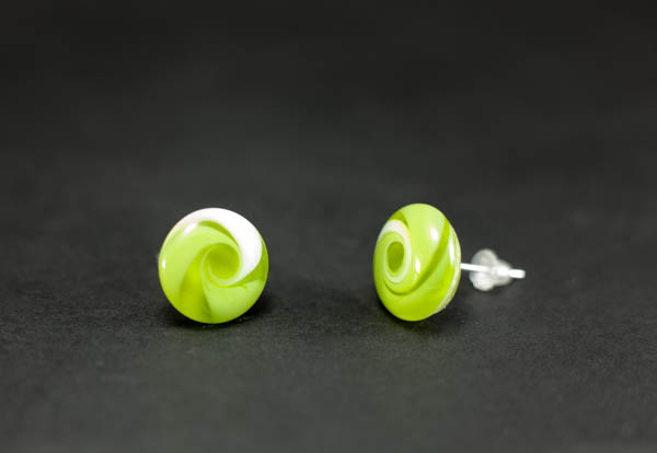 Naušnice Točkice svijetlozelene prozirne s bijelom spiralom